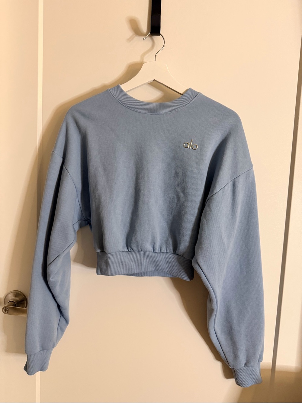ALO Yoga Cropped Accolade Crewneck Sweatshirt Blue XS